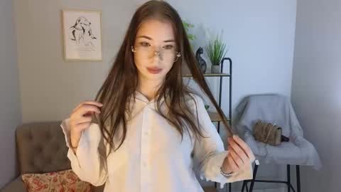 Snapshot of kira_mac chatting on December 17, 10:10 am Sofi online show from December 17, 10:10 am