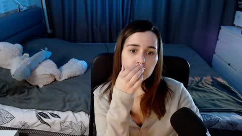 Snapshot of kira_yammy chatting on December 12, 1:21 am Kira follow me online show from December 12, 1:21 am