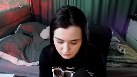 Snapshot of kira_yammy chatting on January 1, 3:56 am Kira follow me online show from January 1, 3:56 am