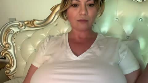 KiraDivine online show from December 22, 2:25 pm