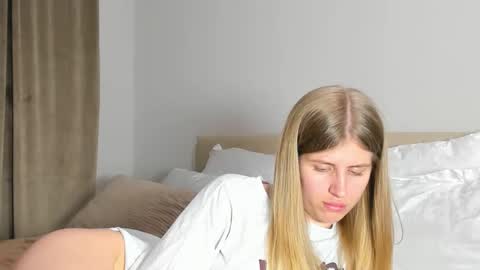 Snapshot of kirraa_ chatting on March 16, 8:02 pm Kira online show from March 16, 8:02 pm