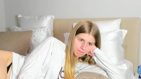 Snapshot of kirraa_ chatting on March 25, 6:03 pm Kira online show from March 25, 6:03 pm