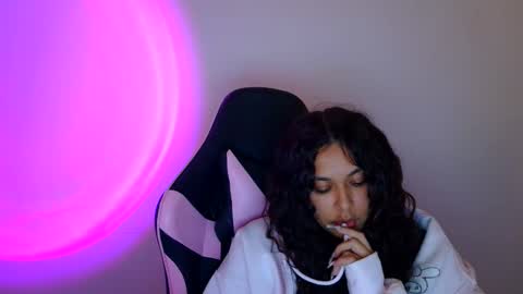 kiss_ameliaa online show from October 16, 9:21 am