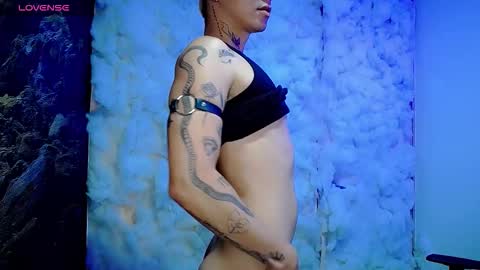 kiss_whitee online show from February 4, 5:35 am