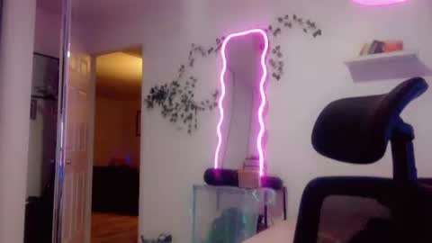 Snapshot of kissahsins chatting on October 13, 6:46 am Kissah Kreampuff online show from October 13, 6:46 am