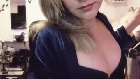 Snapshot of kissahsins chatting on November 20, 4:23 am Kissah Kreampuff online show from November 20, 4:23 am