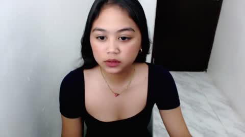 kisses_avery online show from June 15, 11:34 am
