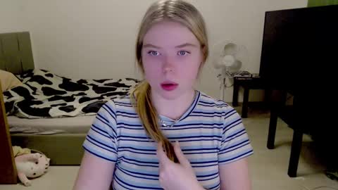 Jennyblonde and Emmabrunette online show from December 1, 10:43 pm