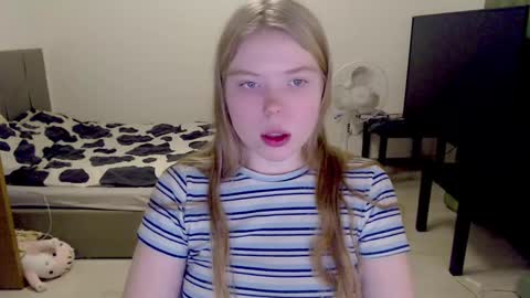 Jennyblonde and Emmabrunette online show from December 24, 3:47 pm