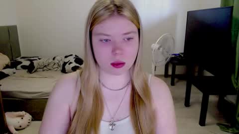 Jennyblonde and Emmabrunette online show from March 1, 11:23 am