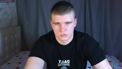 Snapshot of kittenmur chatting on December 17, 10:44 am Vlad online show from December 17, 10:44 am