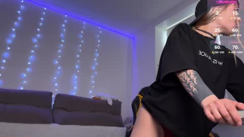Snapshot of kittie_bear chatting on June 8, 12:38 pm Veronica online show from June 8, 12:38 pm