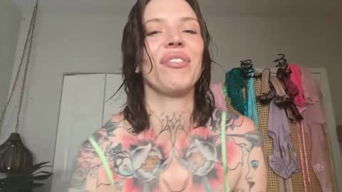 Snapshot of kittjones33 chatting on May 4, 6:04 pm kittjones33 online show from May 4, 6:04 pm