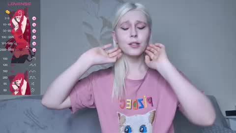 Snapshot of kitty_dora chatting on March 7, 1:29 pm Evelyn online show from March 7, 1:29 pm