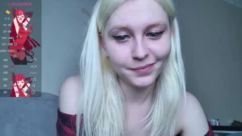 Snapshot of kitty_dora chatting on March 8, 2:19 pm Evelyn online show from March 8, 2:19 pm