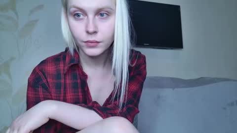 Snapshot of kitty_dora chatting on March 9, 11:36 am Evelyn online show from March 9, 11:36 am