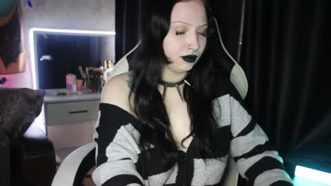 Snapshot of kitty_goth chatting on June 19, 10:13 pm Hey Im Ellie if you like me and like my show give me a thumbs up hehe online show from June 19, 10:13 pm