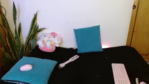 LAURA  help me reach 100likes online show from February 11, 7:02 am