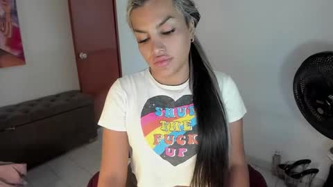 Snapshot of kittyhotts chatting on December 22, 12:05 pm Sari bell online show from December 22, 12:05 pm