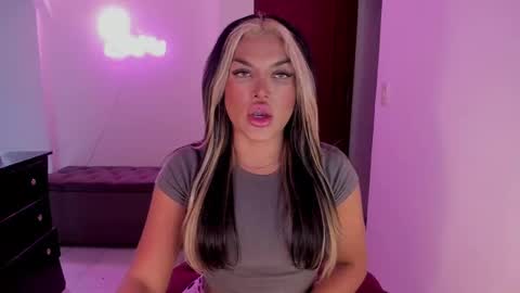 Snapshot of kittyhotts chatting on February 8, 12:39 pm Sari bell online show from February 8, 12:39 pm