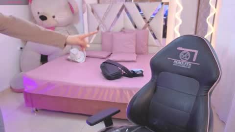 Snapshot of kittystar_tay chatting on November 29, 7:28 pm Kitty online show from November 29, 7:28 pm