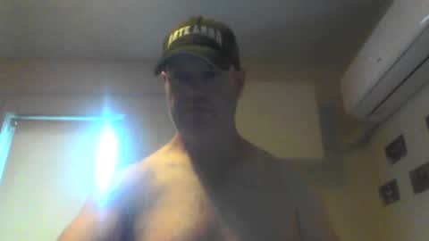 Snapshot of kiwiguy19773 chatting on December 22, 3:33 am kiwiguy19773 online show from December 22, 3:33 am