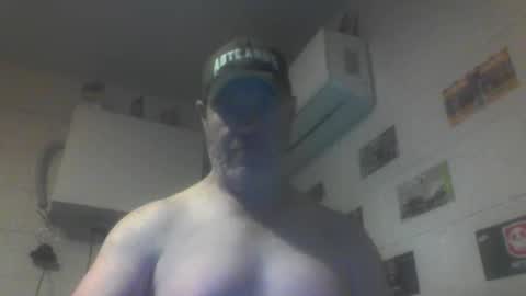 Snapshot of kiwiguy19773 chatting on April 23, 6:58 am kiwiguy19773 online show from April 23, 6:58 am