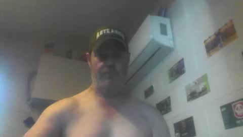 Snapshot of kiwiguy19773 chatting on April 27, 2:53 am kiwiguy19773 online show from April 27, 2:53 am