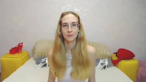 Snapshot of klaryevans chatting on December 4, 8:34 am Klary online show from December 4, 8:34 am