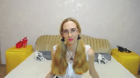 Snapshot of klaryevans chatting on December 11, 12:55 pm Klary online show from December 11, 12:55 pm