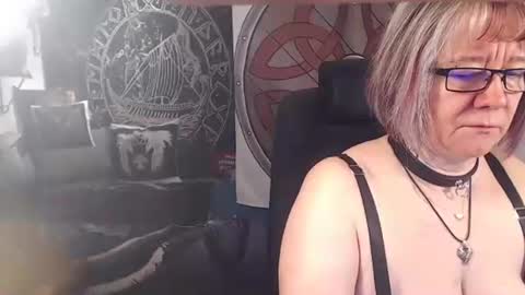 Snapshot of kleiner_teufel chatting on May 1, 3:44 am Michelle online show from May 1, 3:44 am