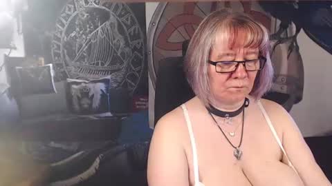 Snapshot of kleiner_teufel chatting on May 1, 4:22 pm Michelle online show from May 1, 4:22 pm