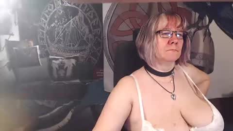 Snapshot of kleiner_teufel chatting on May 5, 6:27 pm Michelle online show from May 5, 6:27 pm