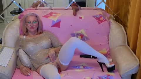 Snapshot of klitores chatting on November 5, 2:00 am ALYONA online show from November 5, 2:00 am