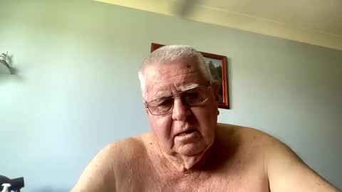 Snapshot of knights2001 chatting on December 12, 4:15 am Aussiedude online show from December 12, 4:15 am