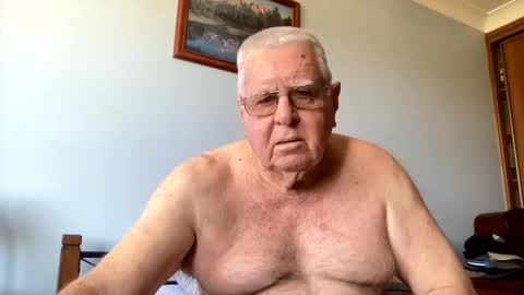 Snapshot of knights2001 chatting on January 6, 1:31 am Aussiedude online show from January 6, 1:31 am