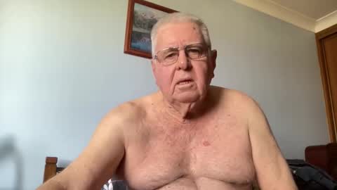 Snapshot of knights2001 chatting on September 17, 2:02 am Aussiedude online show from September 17, 2:02 am