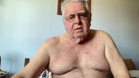 Snapshot of knights2001 chatting on October 5, 3:38 am Aussiedude online show from October 5, 3:38 am