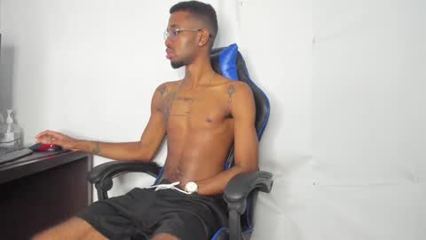 Snapshot of kofi_exotic_ chatting on December 10, 1:00 am kofi online show from December 10, 1:00 am