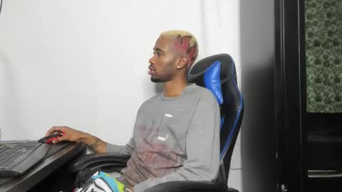 Snapshot of kofi_exotic_ chatting on November 20, 5:01 pm kofi online show from November 20, 5:01 pm