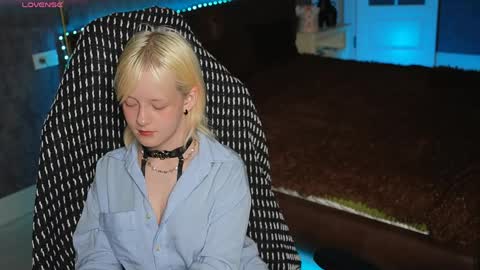 Snapshot of kofimoon chatting on April 22, 10:22 pm Kofi online show from April 22, 10:22 pm