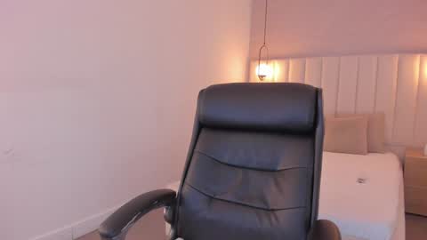 Snapshot of kosmic_21 chatting on December 24, 12:00 pm K O S M I C online show from December 24, 12:00 pm