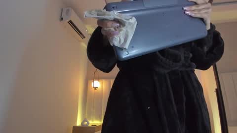 Snapshot of kosmic_21 chatting on February 28, 6:52 pm K O S M I C online show from February 28, 6:52 pm