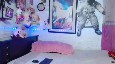 krisstal703358 online show from February 10, 1:43 am