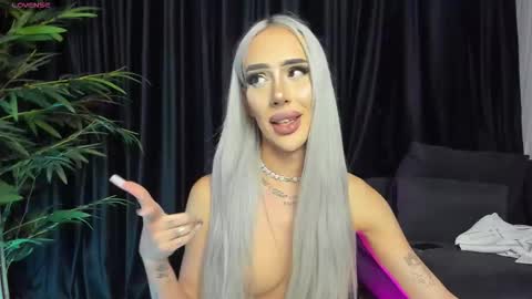 Snapshot of kristhedoll chatting on October 23, 10:52 pm Kris the doll online show from October 23, 10:52 pm