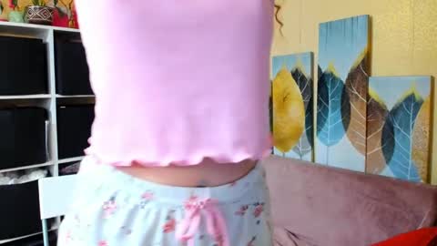 Snapshot of kristina_sosexy chatting on April 5, 6:21 am Christina online show from April 5, 6:21 am