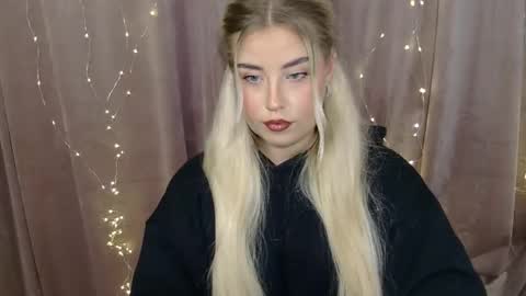 KristyFlowers online show from December 15, 7:31 pm