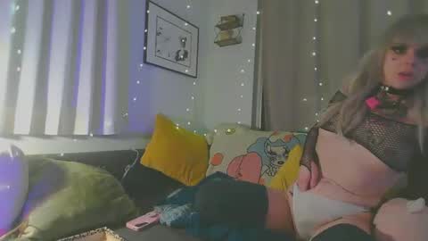 Snapshot of krystalvenison chatting on December 17, 1:28 pm krystalvenison online show from December 17, 1:28 pm