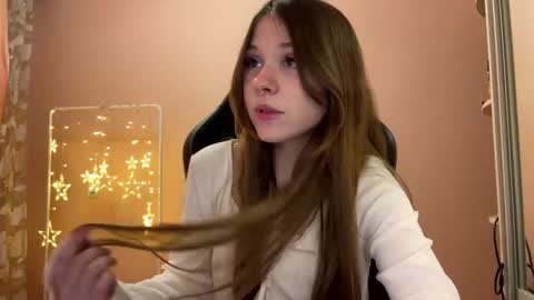 Snapshot of krystlehymel chatting on December 5, 9:51 am Alis online show from December 5, 9:51 am