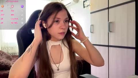 Snapshot of krystlehymel chatting on December 15, 10:52 am Alis online show from December 15, 10:52 am